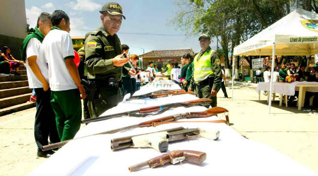 policia_niños_helado_armas2